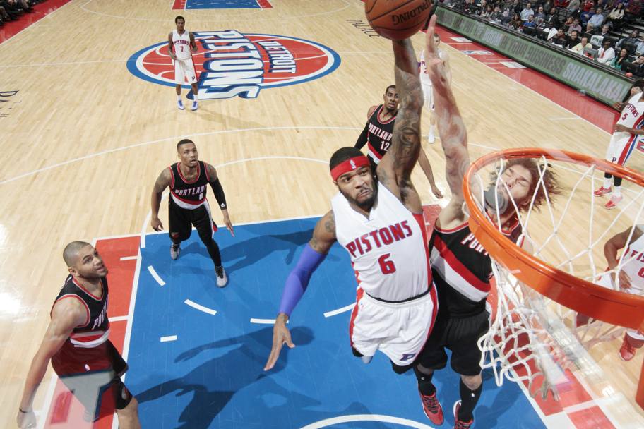 9 dicembre: Josh Smith in uno dei suoi ultimi atti con Detroit. Il 22 dicembre i Pistons lo tagliano, il 24 J-Smoove si accorda con Houston